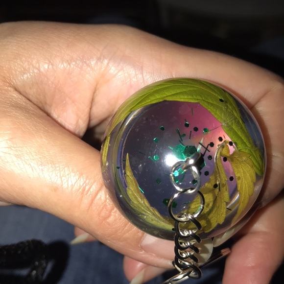 Custom epoxy mushroom 🍄 keychain with my favorite leaves glitter and wish - Picture 7 of 7